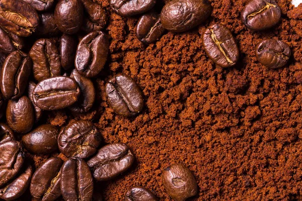 Смажені кавові зерна та порошок — стокове фото