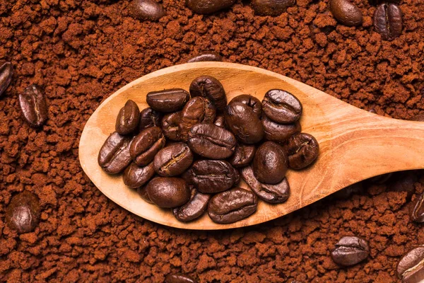 Rostade kaffebönor och pulver — Stockfoto