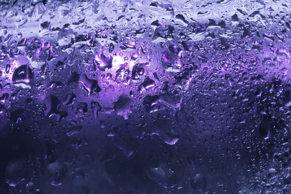 Fondo abstracto púrpura húmedo, fondo de pantalla de agua gota — Foto de Stock