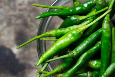 Yeşil sıcak biber, baharatlı sebze yemek