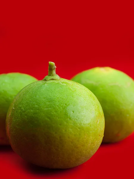 Taze limon ve dilim kadar yakın — Stok fotoğraf