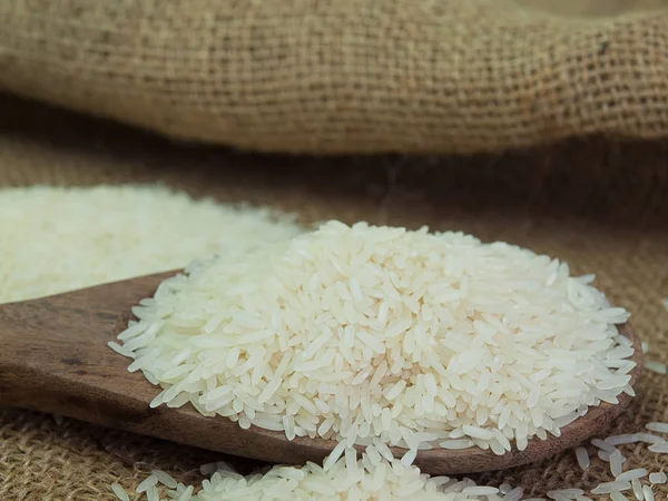 Κοντινό πλάνο, λευκό ρύζι με ένα ξύλινο κουτάλι — Φωτογραφία Αρχείου