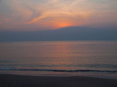 deniz üzerinde gündoğumu