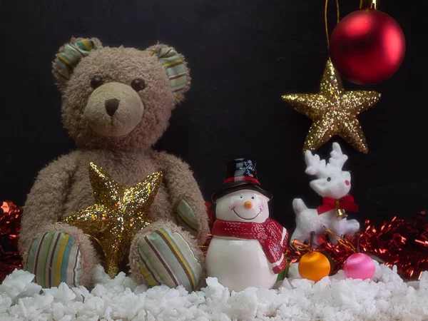 Urso de pelúcia, Composição das decorações de Natal — Fotografia de Stock