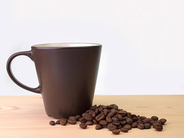Braune Kaffeetasse auf weißem Hintergrund. — Stockfoto