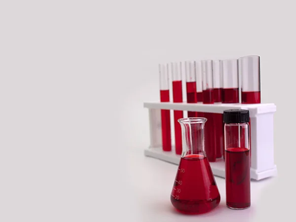 액체는 흰색 바탕에 빨간색 테스트 튜브. — 스톡 사진