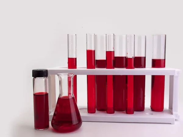 Tubos de ensaio com vermelho líquido — Fotografia de Stock