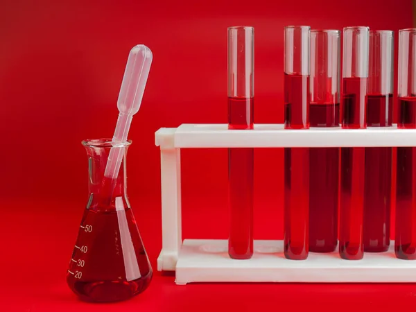 Tubos de ensayo con rojo líquido — Foto de Stock