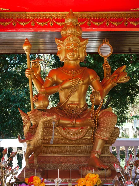 Brahma, wat aanbidden, in Nakhon Nayok — Stockfoto