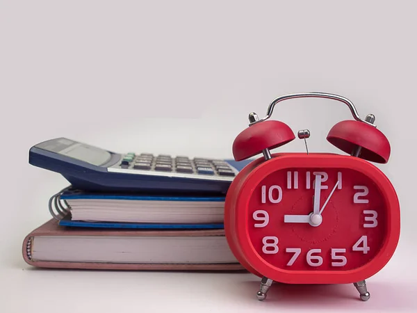 Buch und Uhr und Taschenrechner auf weißem Hintergrund — Stockfoto