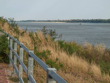 Nehir ağaçlar mavi gökyüzü bulutlar