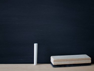 Tahta arka planda tebeşir temizlendi