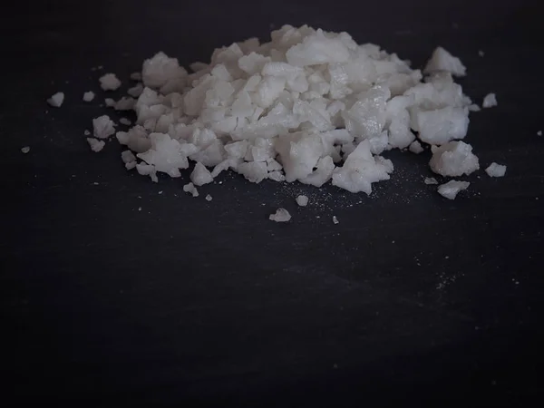 黑色背景上的白盐 — 图库照片