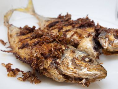 (Yakın çekim) Uskumru balık kızartma bir tabakta.