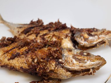 (Yakın çekim) Uskumru balık kızartma bir tabakta.  