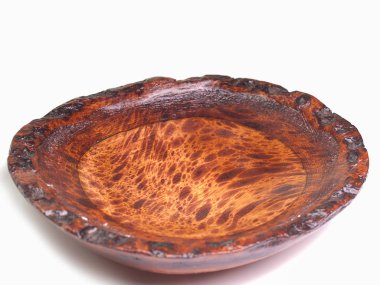 Beyaz arka planda ahşap kâse