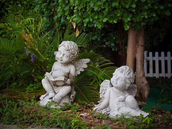 Couple statue de Cupidon Dans le parc — Photo