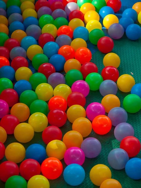 Gekleurde ballen en kleurrijk als achtergrond — Stockfoto