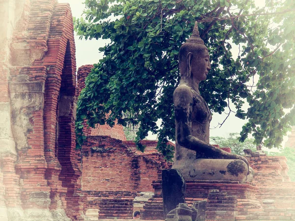 A Phra Nakhon Si Ayutthaya történelmi Wat Phra Mahathat-templomban — Stock Fotó