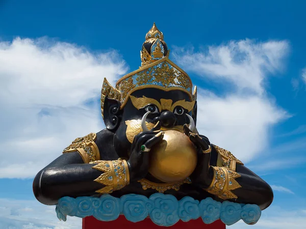 Buda y Rahu esculturas en el santuario budista . —  Fotos de Stock