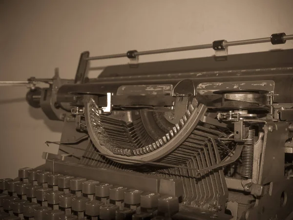 Машина ретро-пишущей машинки старого стиля. — стоковое фото