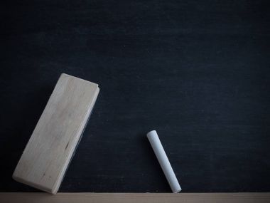 Tebeşir ovuşturdu ve fırça silme blackboard adam gemide