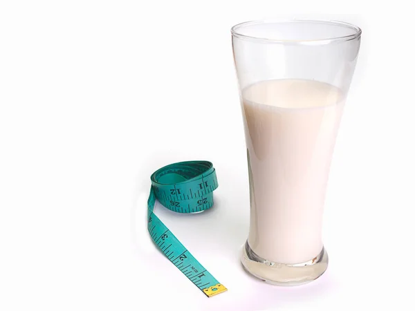 Склянка молока з мірною стрічкою На білому тлі . — стокове фото