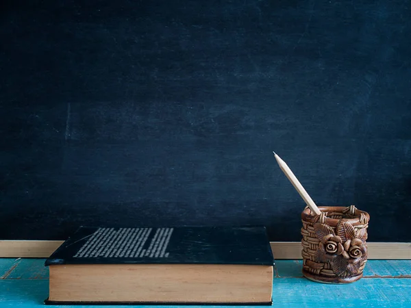 黒板、鉛筆や本. — ストック写真