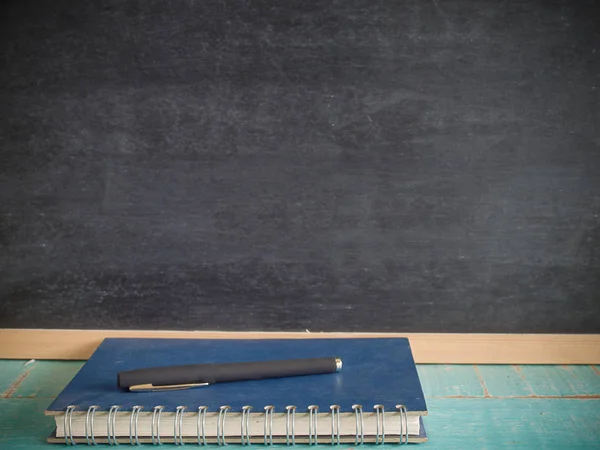 ノートブック、ペン、黒板。(ヴィンテージ色画像) — ストック写真