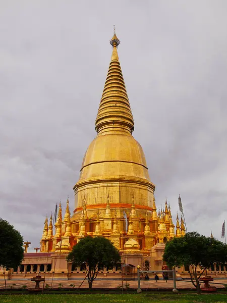 Templom. Buddhista templom. Phra Maha Chedi Si Wiang Chai gát Distr — Stock Fotó