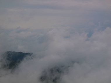 Gökyüzü, dağlar.