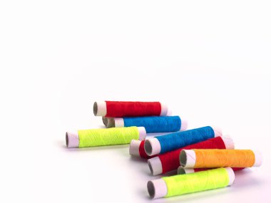  satır renkli iplik.