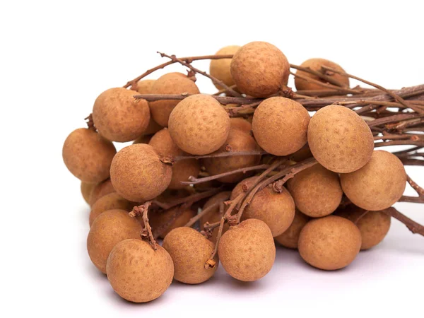 Fruta Longan Colocado sobre um fundo branco . — Fotografia de Stock