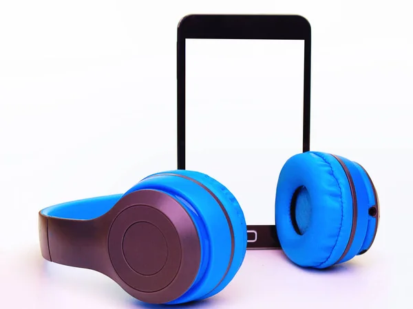 Mobiltelefon fejhallgatóval . — Stock Fotó