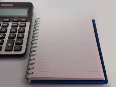 defter ve hesap makinesi.