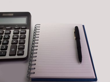 Kalem defter ve hesap makinesi üzerinde yerleştirilir.