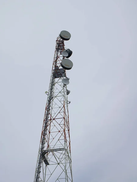 Antena torre de telecomunicaciones . — Foto de Stock