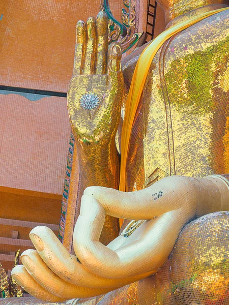 Закрыть статую Будды Ват Там Сеуа — стоковое фото