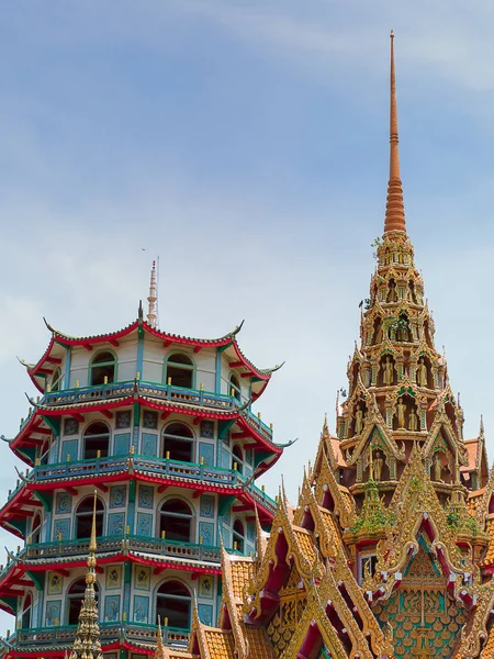 Wat Tham Seua, thajské a čínské chrámy. — Stock fotografie