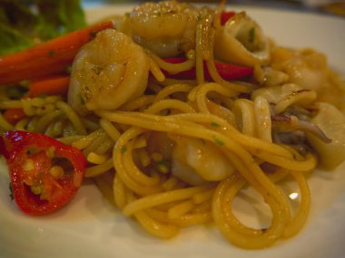 Taze spagetti ve deniz ürünleri..