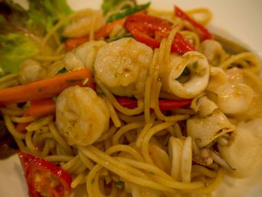 Taze spagetti ve deniz ürünleri..