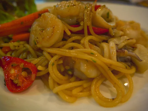 Taze spagetti ve deniz ürünleri..