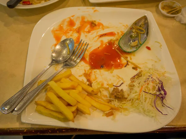 Os restos de restos de comida na placa . — Fotografia de Stock