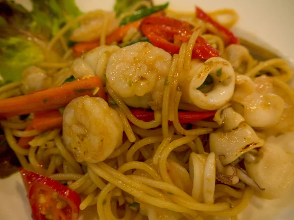 Taze spagetti ve deniz ürünleri..