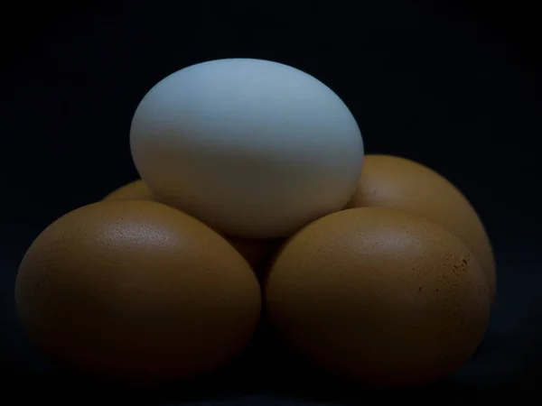 (Närbild) ankägg och kyckling ägg. — Stockfoto