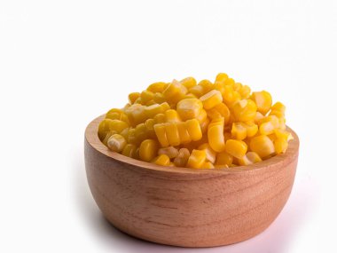 Beyaz arka plan üzerinde izole olgun Mısır taneleri. 