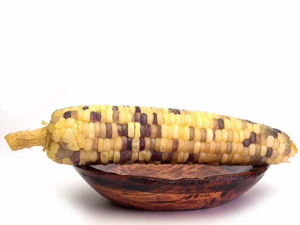 颗粒的分离在白色背景上的熟玉米. — 图库照片