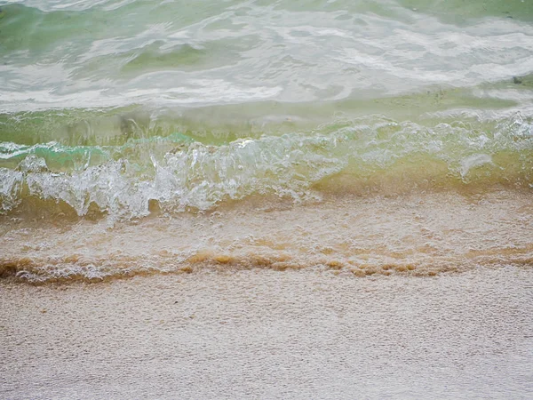 Onda de mar em queda em uma costa arenosa . — Fotografia de Stock