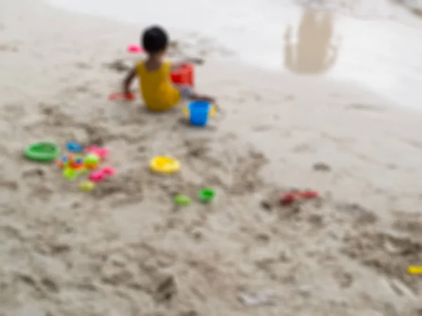 Immagini sfocate di bambini che giocano in spiaggia . — Foto Stock