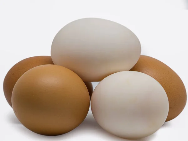 (Крупный план) Утиные яйца и куриные яйца . — стоковое фото